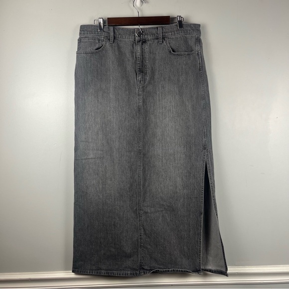 Madewell Denim Side-Slit Midi Skirt in Hallandale Wash
Size 32 - Picture 4 of 8